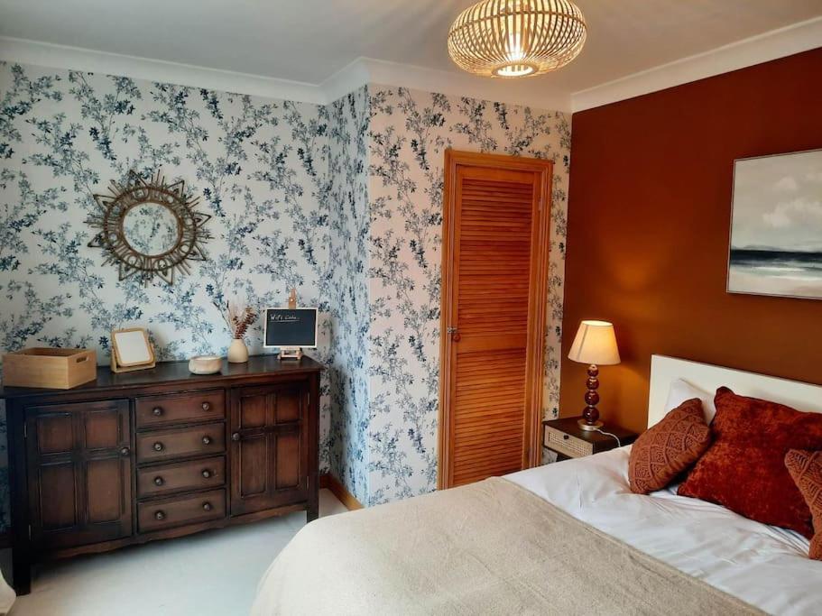 - The Holly Tree House - Villa บุชมิลส์ ภายนอก รูปภาพ
